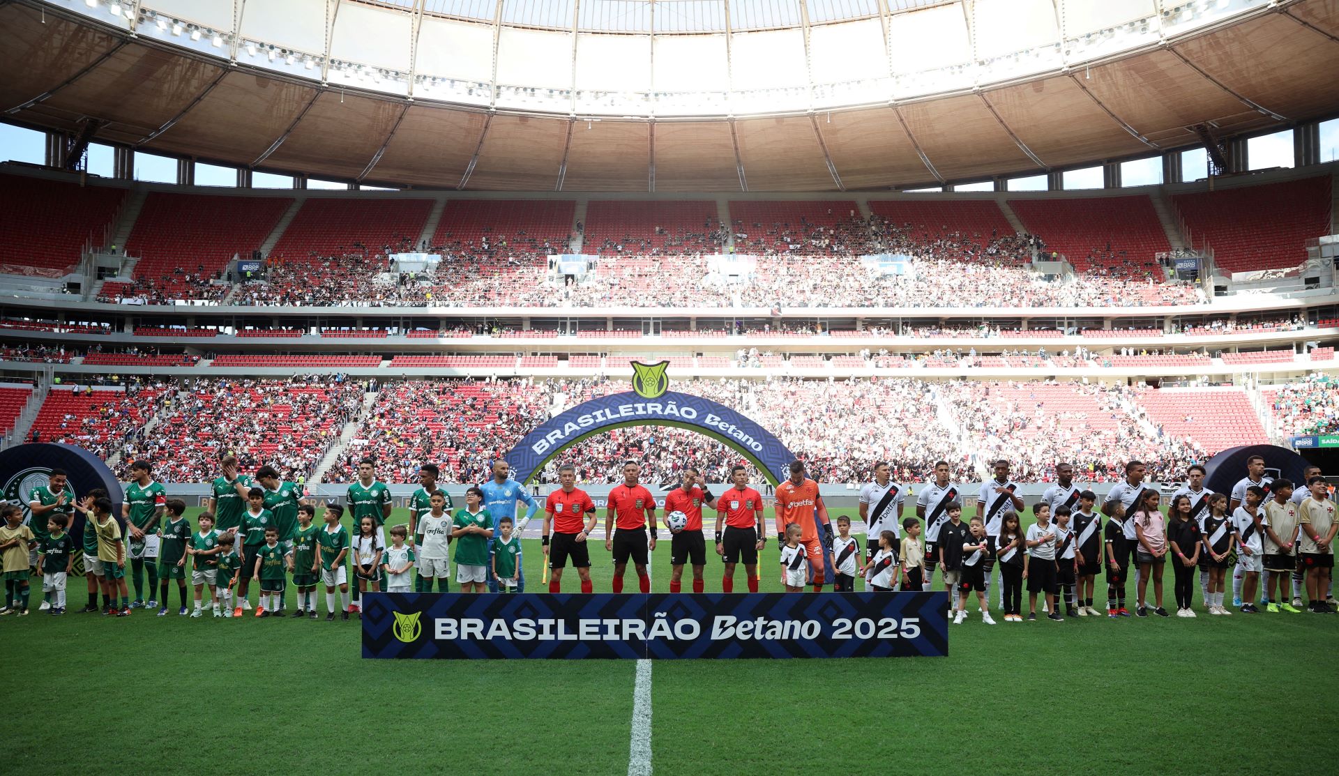 Brasília se torna hub de negócios do futebol com eventos milionários e grandes clubes