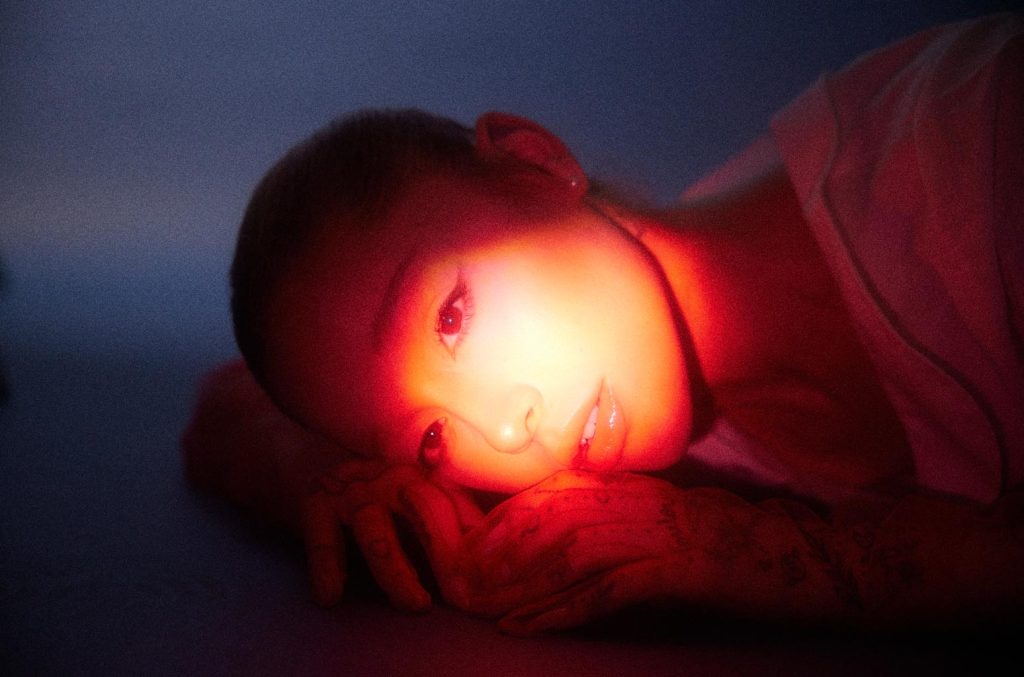 Ariana Grande's "Eternal Sunshine" retorna ao primeiro lugar na parada Billboard 200 após o relançamento da versão deluxe "Brighter Days Ahead". (Foto: Reprodução)