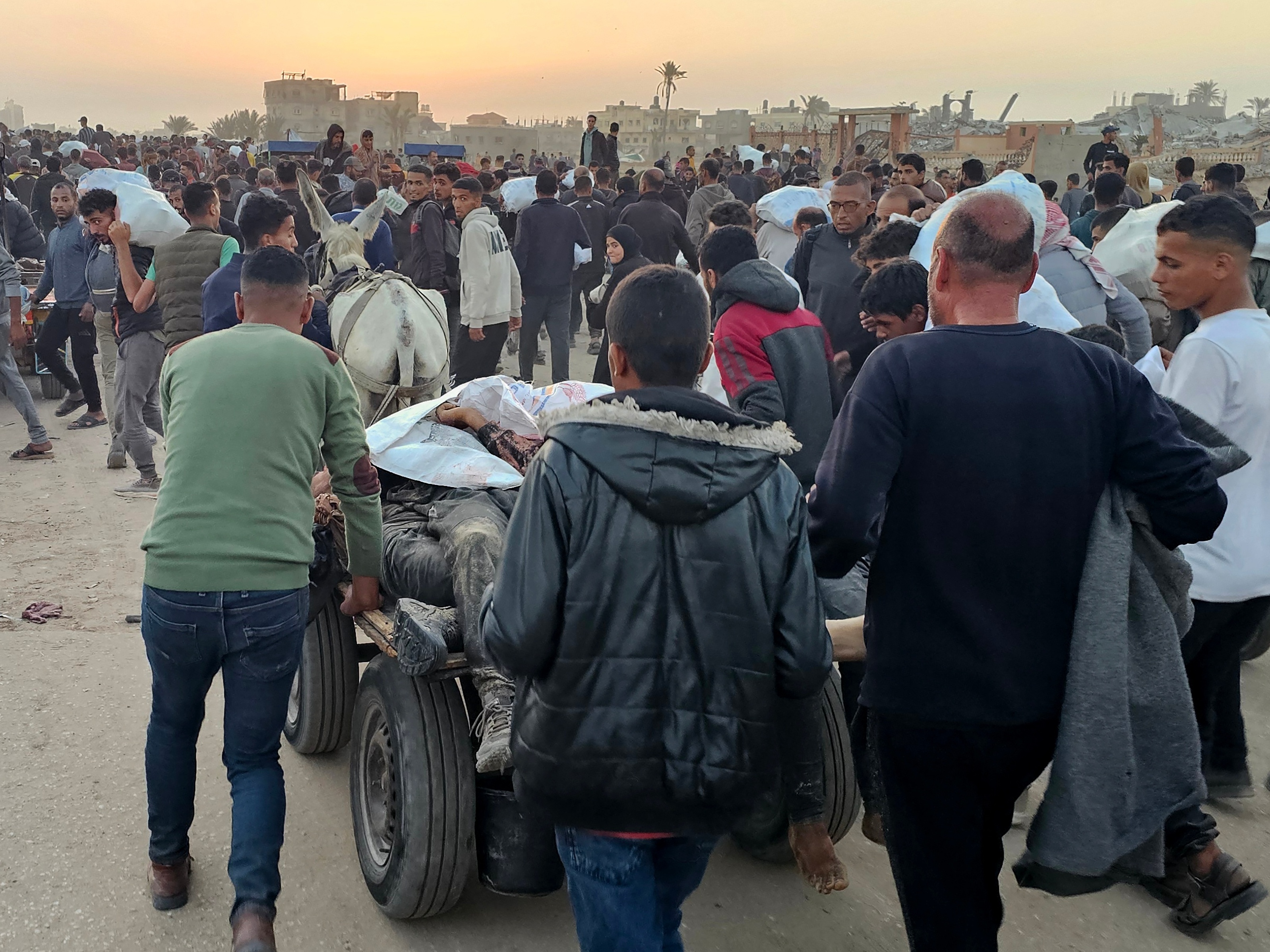 Gaza enfrenta violência crescente na busca por ajuda humanitária e segurança
