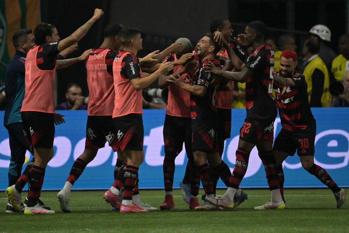 Flamengo derrota Palmeiras e se aproxima da liderança no Brasileirão