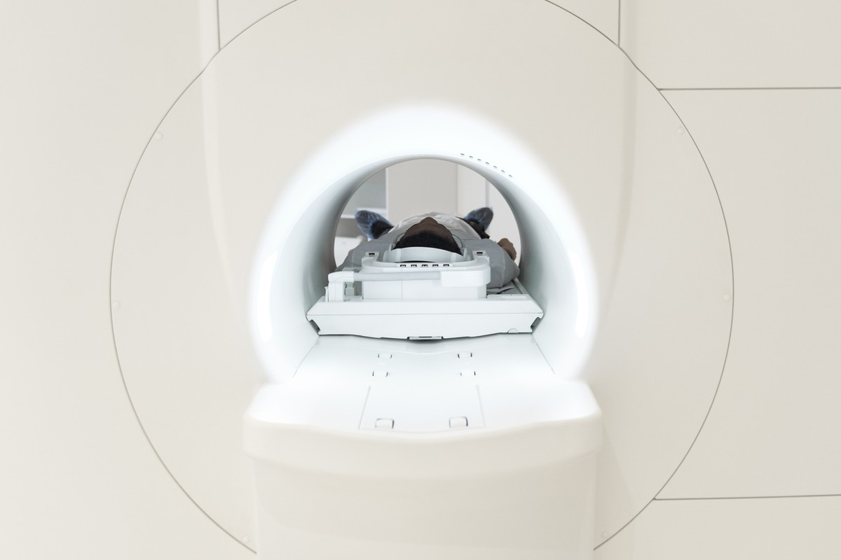 Homem morre após ser puxado para dentro de máquina de ressonância magnética nos EUA