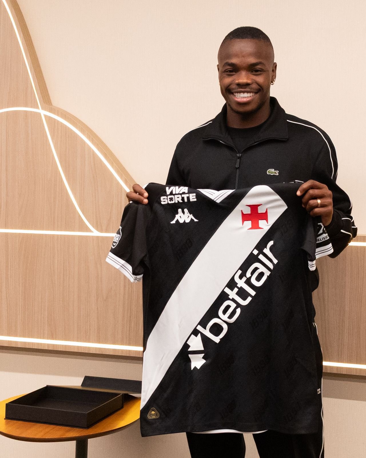 Vasco apresenta Gómez e busca mais um atacante para reforçar o elenco