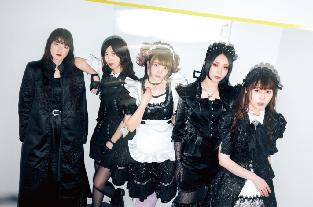 BAND-MAID falou com a Billboard JAPAN sobre o processo de criação da nova música e a turnê nacional da banda. (Foto: Reprodução)