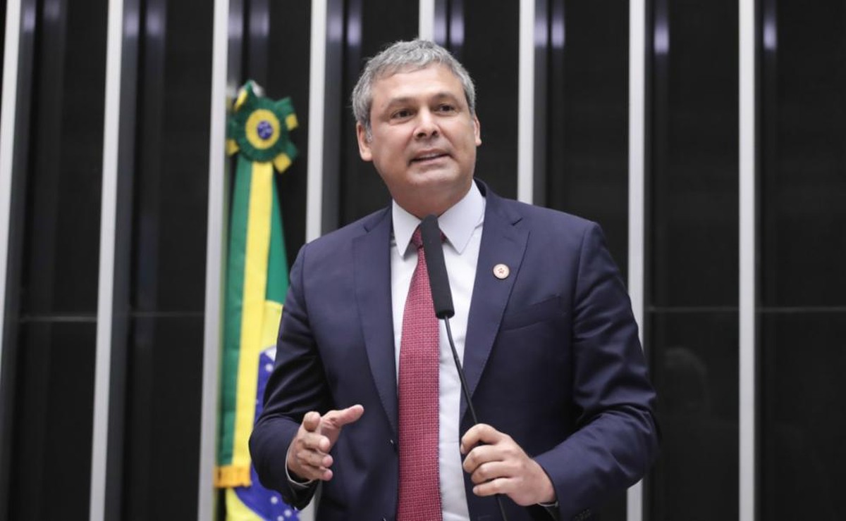 Lindbergh solicita prisão de Eduardo Bolsonaro por suposta traição política