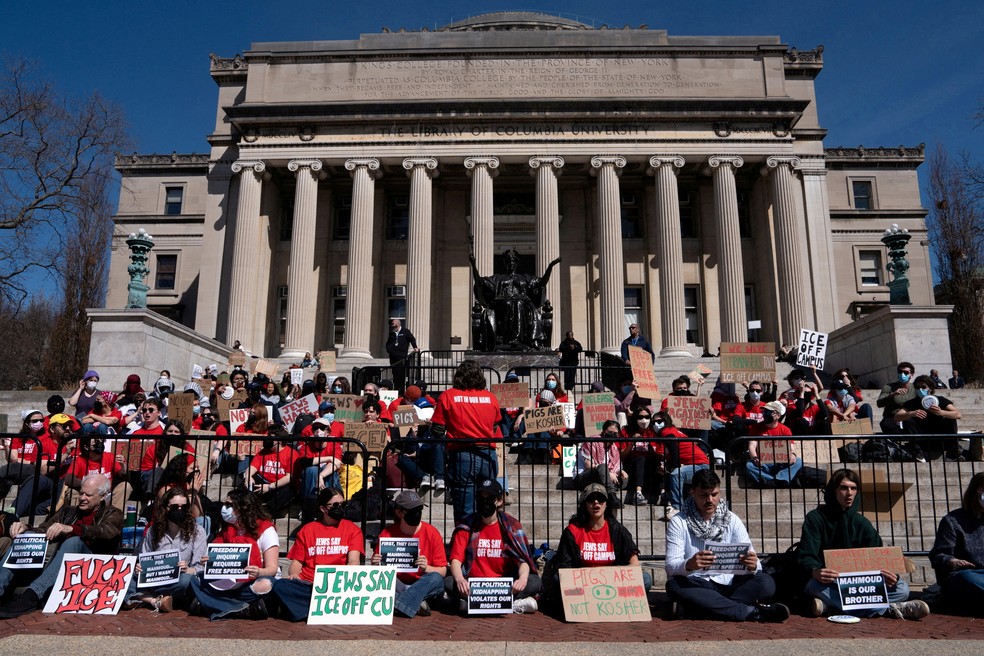 Estudantes realizam um protesto com abandono de aulas nos degraus da Low Library da Universidade Columbia (Foto: Reuters)