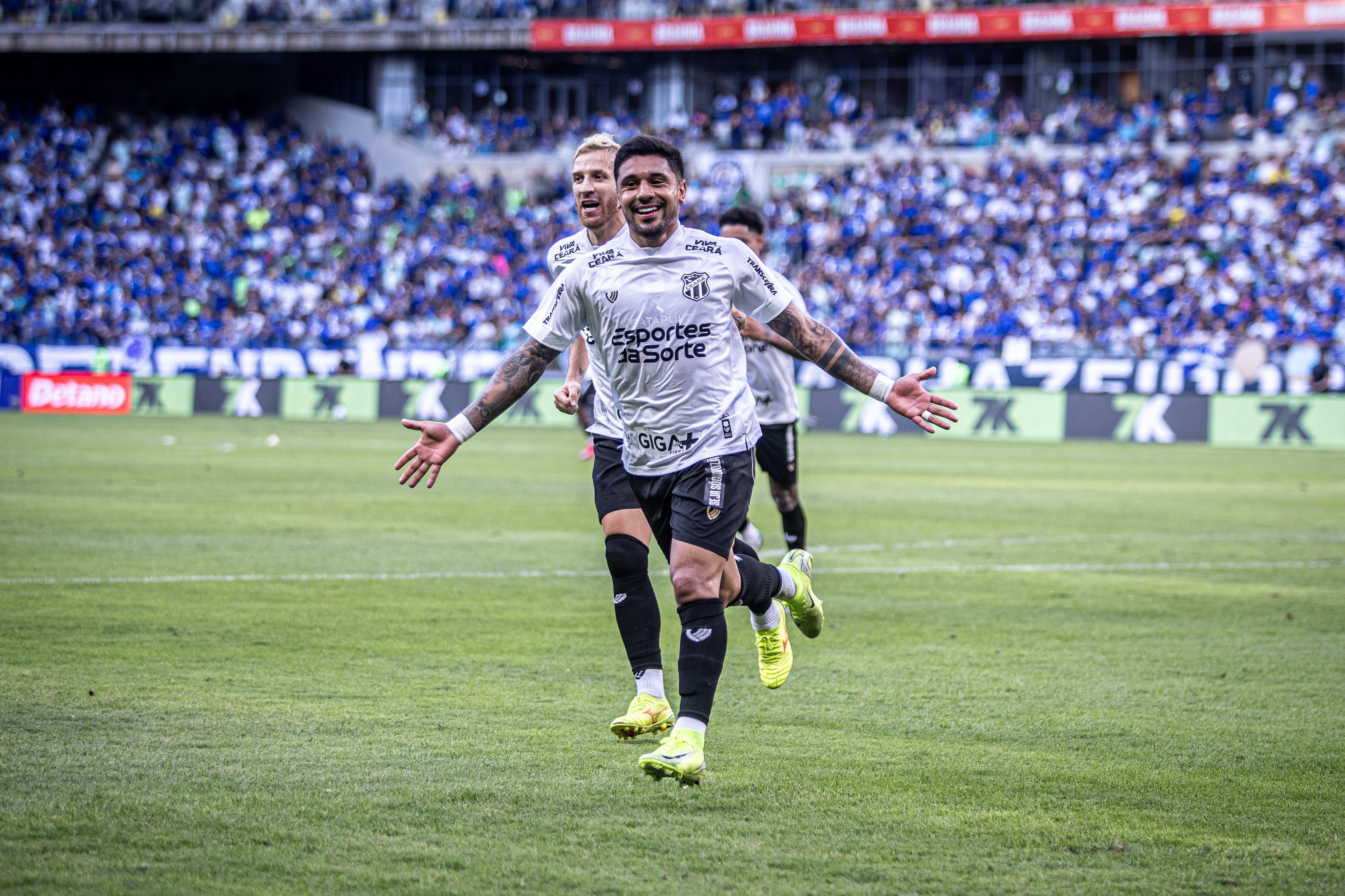 Ceará vira o jogo com estratégia e aproveita jogadas aéreas para vencer