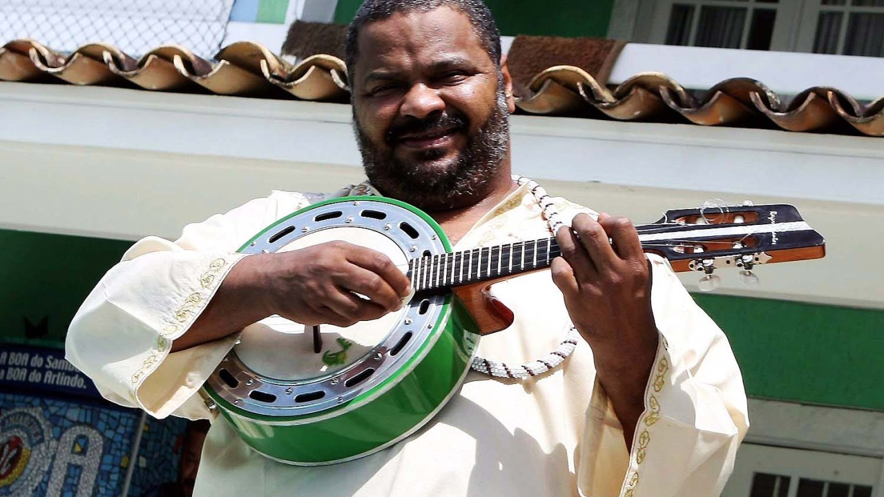 Arlindo Cruz recebe alta médica e celebra lançamento de novo livro