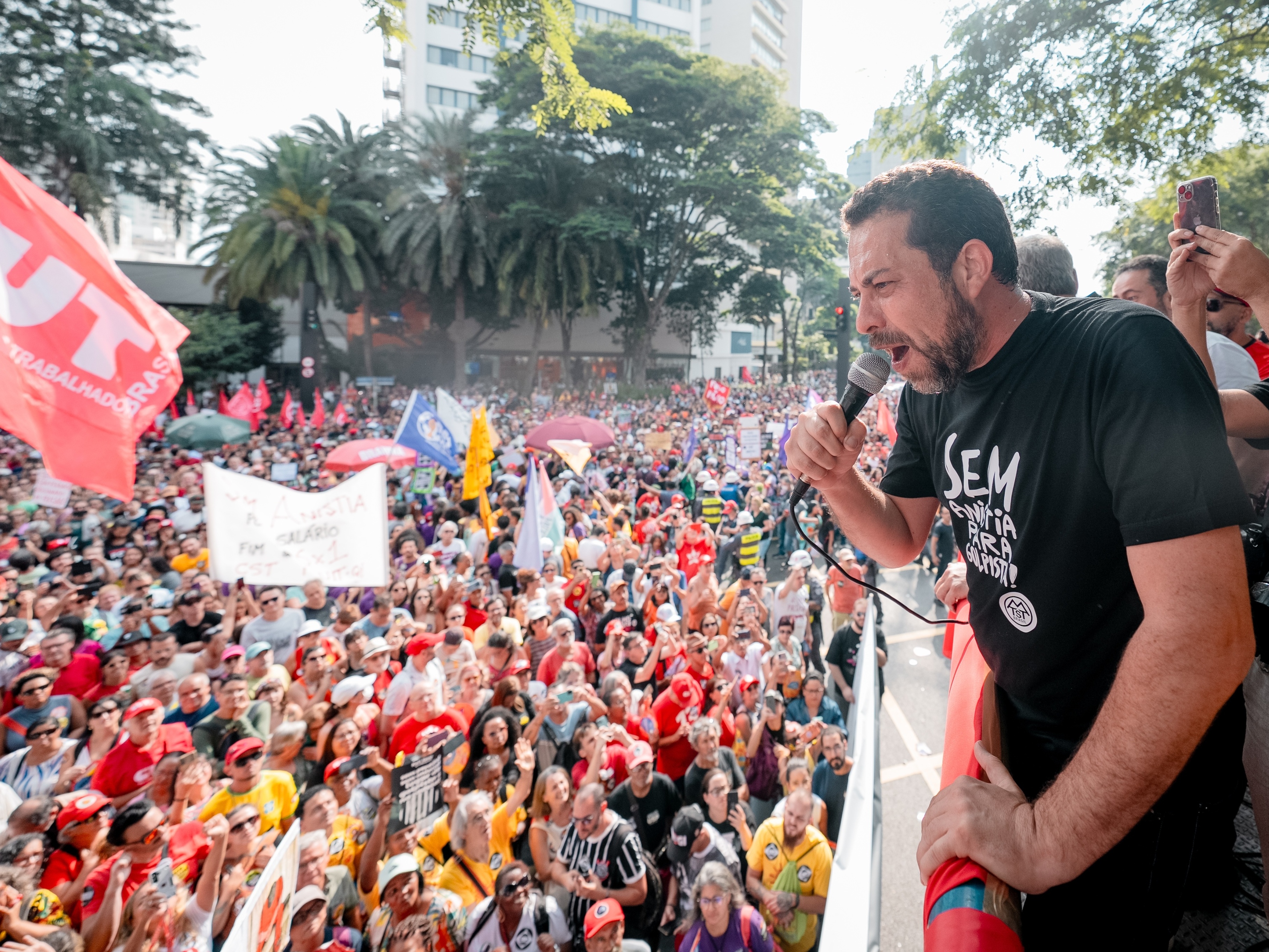 Esquerda pressiona Congresso em ato em SP em vez de exigir prisão de Bolsonaro