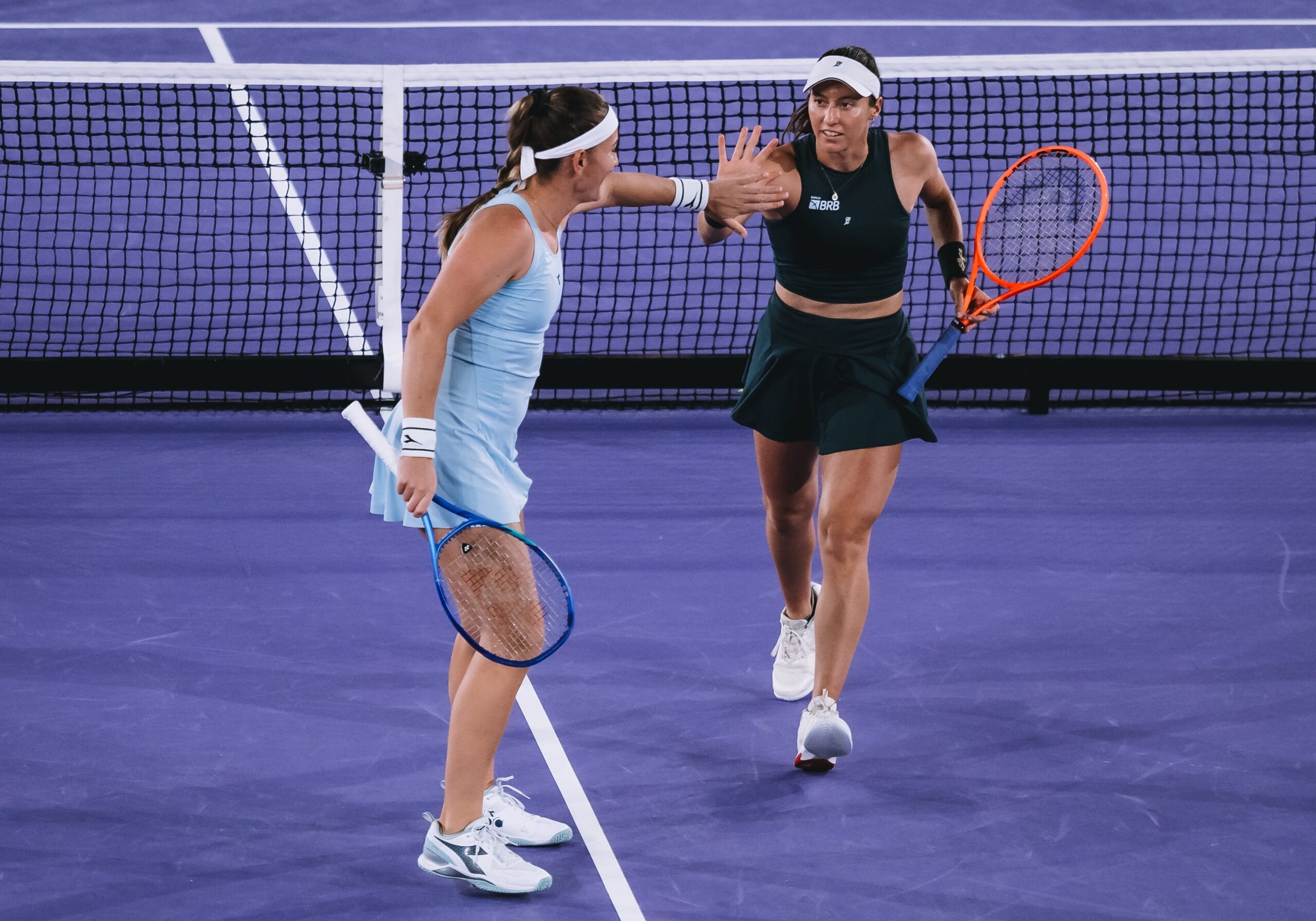 Stefani e Babos vencem na estreia das duplas no torneio do Canadá