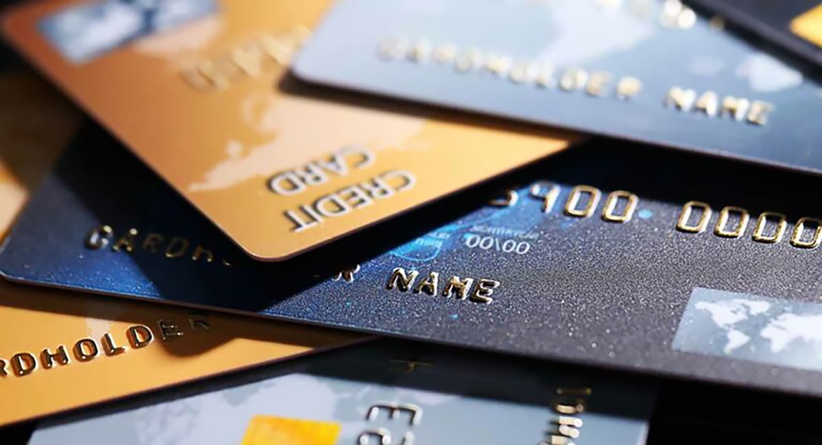 Bancos e fintechs criam ofertas nos cartões de crédito internacionais e contas globais para fisgar quem vai gastar no exterior. (Foto: Reprodução)