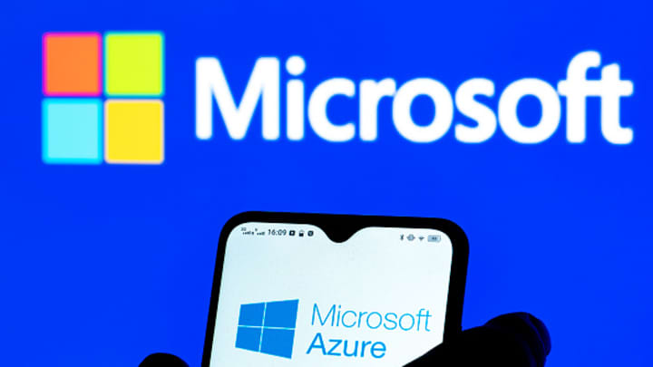 Um logotipo da Microsoft Azure é exibido em um smartphone. (Foto: Sopa Images | Lightrocket | Getty Images)