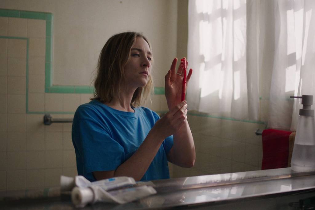 Talking Heads lança clipe de 'Psycho Killer' com Saoirse Ronan em destaque