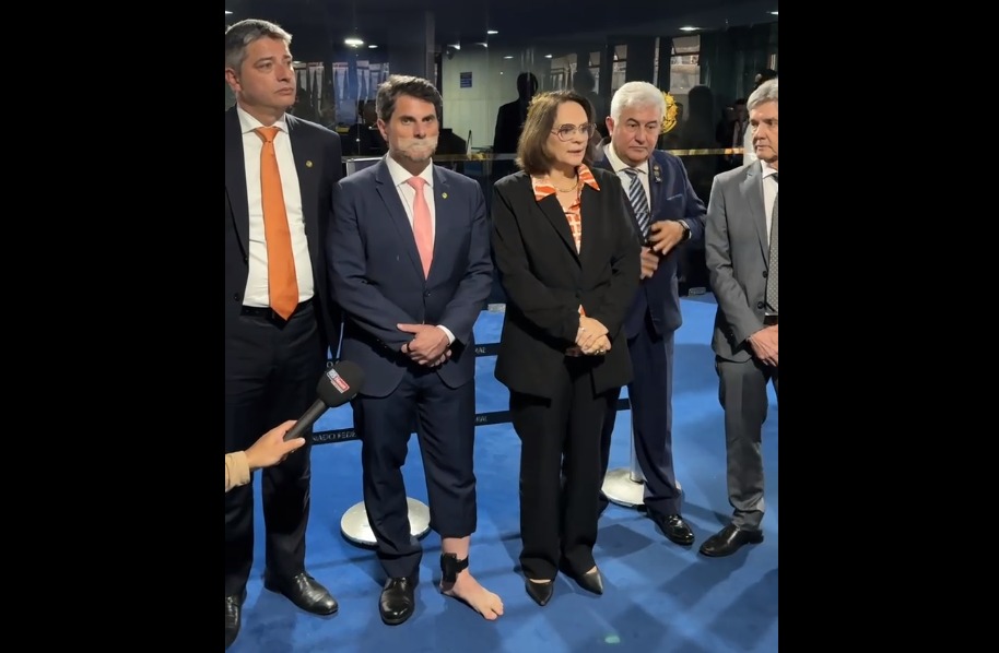 Marcos do Val mostra tornozeleira durante sessão no Senado com senadores