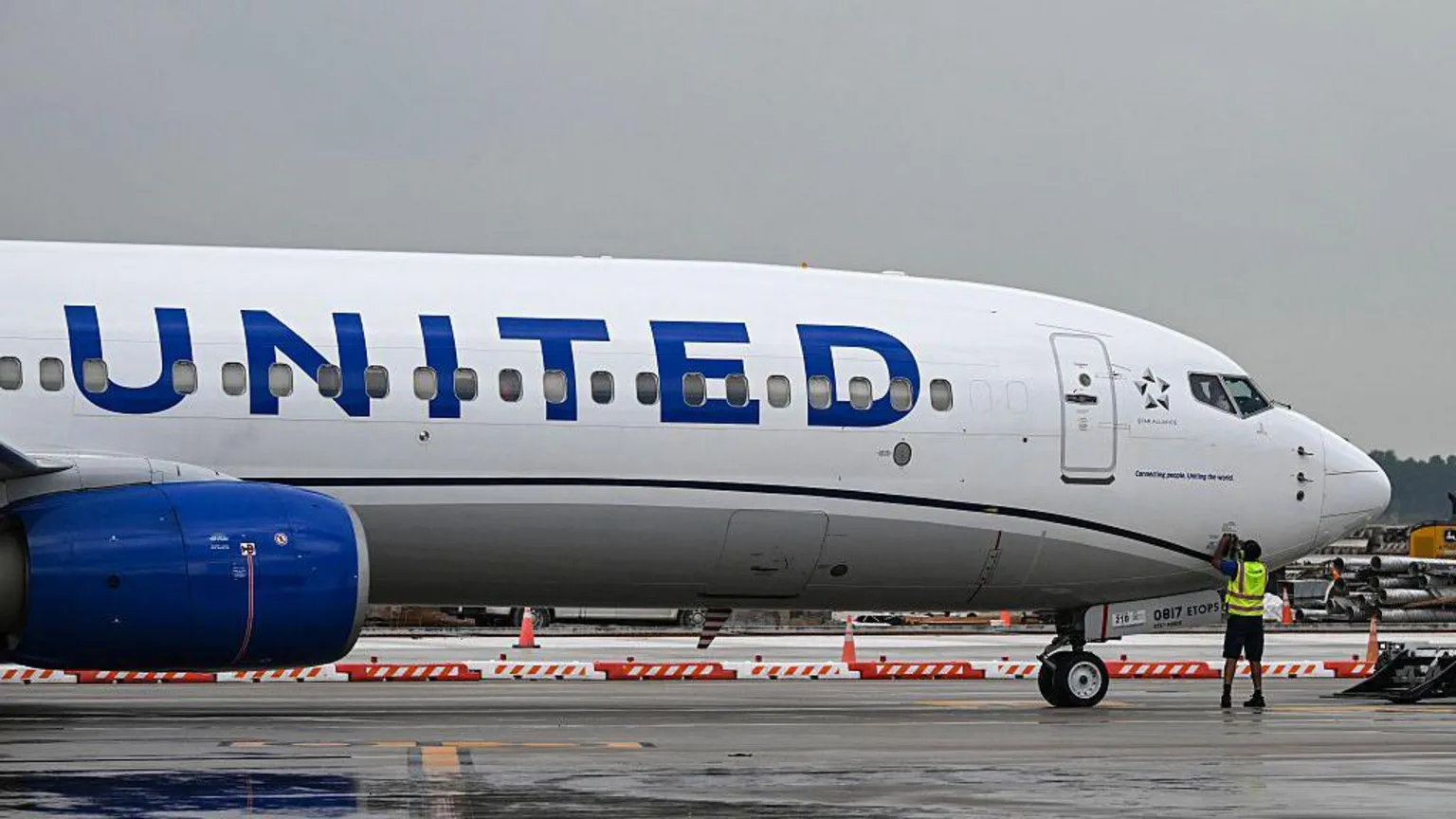 United Airlines suspende partidas de voos nos EUA devido a problemas tecnológicos