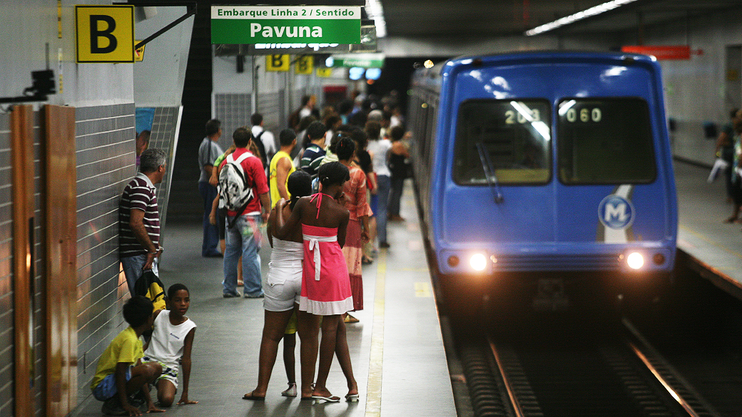 Plataforma de embarque da estação de metrô Pavuna no Rio de Janeiro (Foto: Marcos Pinto/VEJA)