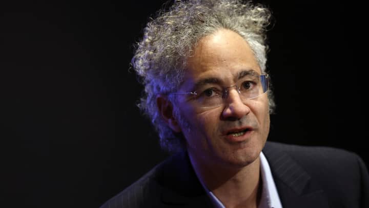 Palantir atinge receita de US$ 1 bilhão e eleva previsões para o futuro