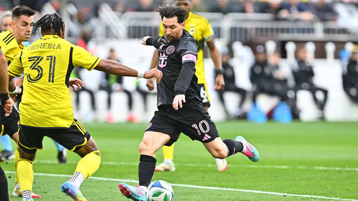 Lionel Messi #10 do Inter Miami chuta durante o primeiro tempo contra o Columbus Crew no Huntington Bank Field em 19 de abril de 2025 em Cleveland, Ohio. O Miami derrotou o Columbus por 1 a 0. (Foto: Jason Miller | Getty Images Sport | Getty Images)