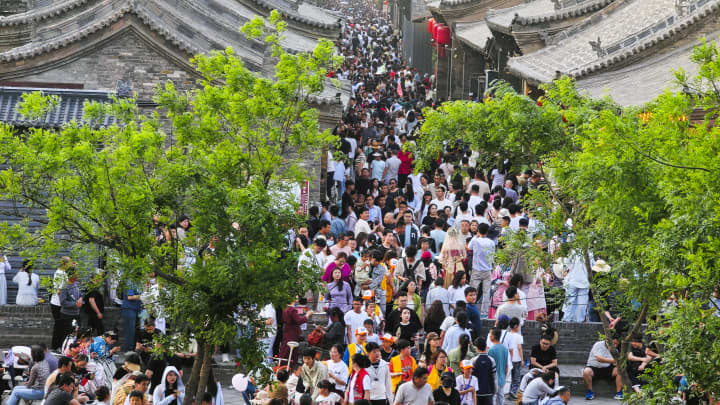 Turistas visitam a Cidade Antiga de Pingyao no segundo dia do feriado do Dia do Trabalho, em 2 de maio de 2025, em Jinzhong, na província de Shanxi, China. (Foto: Vcg | Visual China Group | Getty Images)