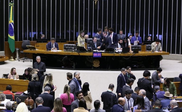 Foto: Kayo Magalhães/Câmara dos Deputados (Foto: Kayo Magalhães/Câmara dos Deputados)  
O deputado Sóstenes Cavalcante (PL-RJ), vice-presidente da Câmara dos Deputados, durante sessão no plenário em 2022 (Foto: Paulo Sergio/Câmara dos Deputados/26-04-2022)  
Foto: Reprodução (Foto: Reprodução)  
Michelle discursa em ato pró-anistia do 8 de Janeiro, junto a Bolsonaro (a partir da esquerda), Carlos, Flávio e Jair Renan (Foto: Miguel Schincariol/AFP/06-04-2025)