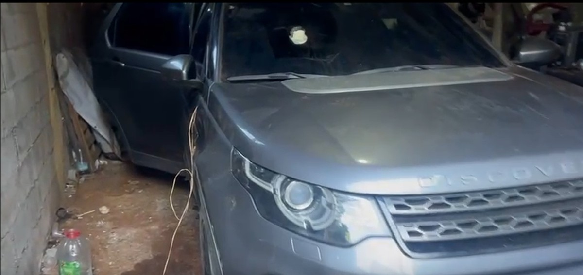 Carro com um buraco no para-brisa, usado pelos bandidos para apoiar armas. (Foto: Polícia Militar/Divulgação)