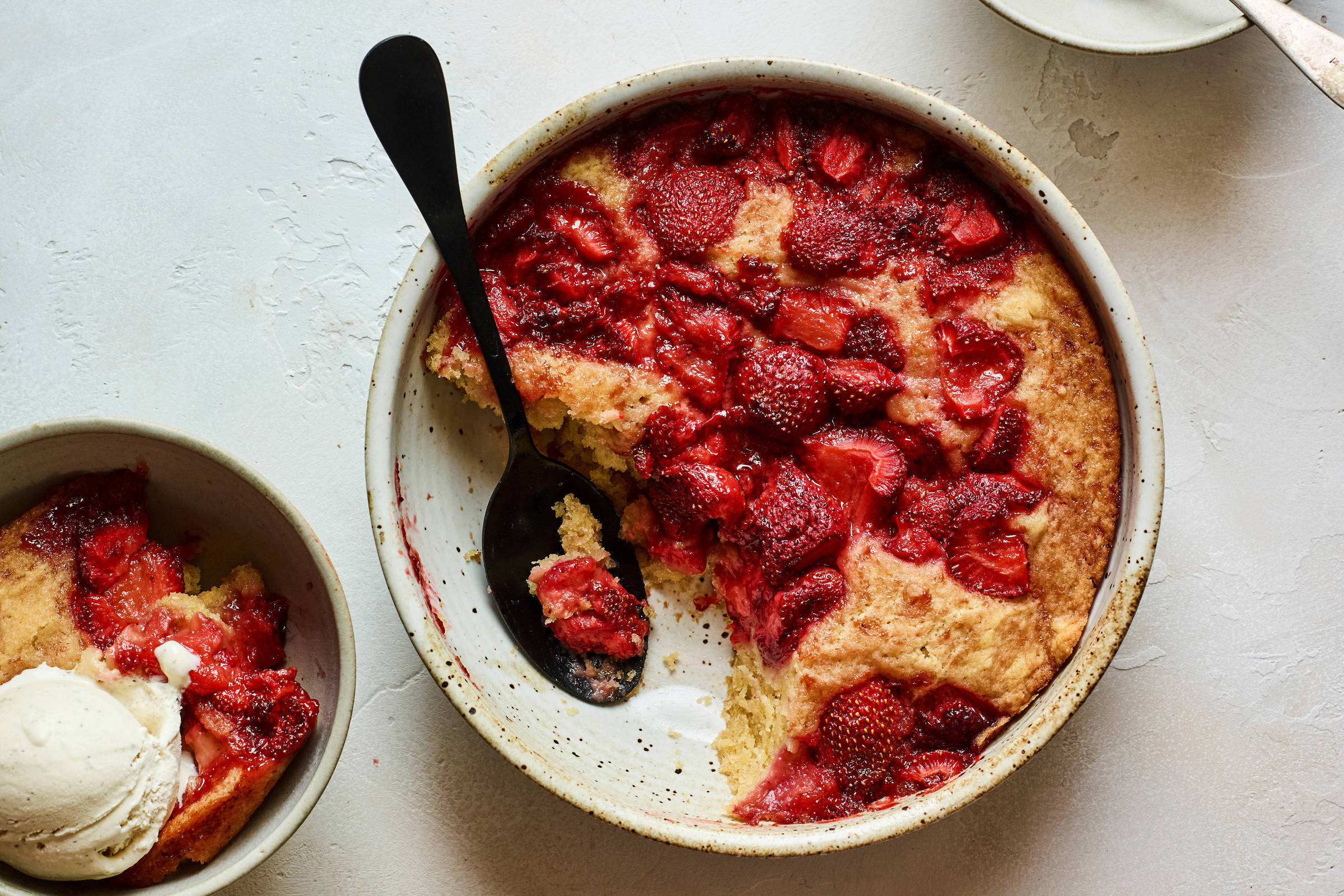 Bolo de morango para comer de colher pode ser servido com sorvete (Foto: ANDREW PURCELL/NYT)