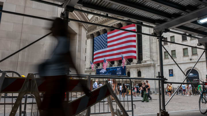 Mercados oscilam com drama entre Trump e Powell, enquanto empresa de IA fecha negócio