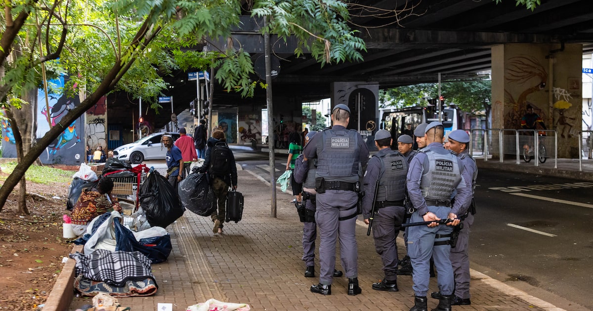 Policiais Militares durante ronda na Praça Marechal Deodoro, no centro de São Paulo. (Foto: Taba Benedicto/Estadão)