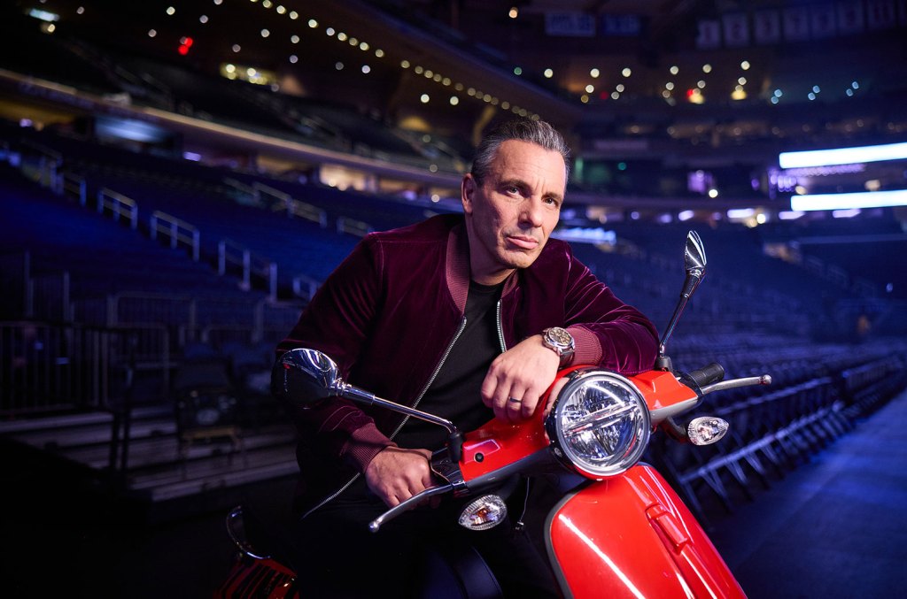 Sebastian Maniscalco revela planos futuros após ser o comediante mais lucrativo de 2025