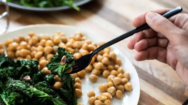 Vitaminas essenciais para a saúde e alimentos que oferecem variedade nutricional