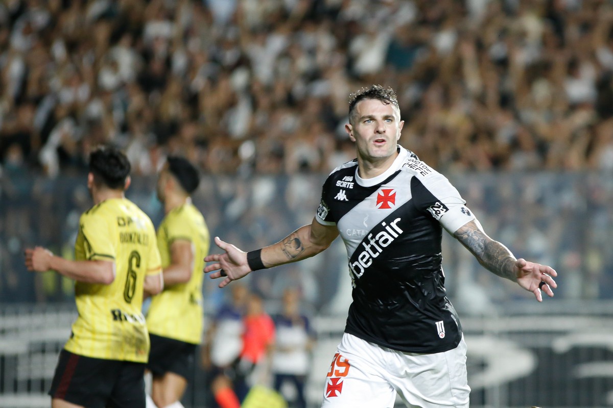 Vasco melhora ataque e busca equilíbrio sob comando de Diniz