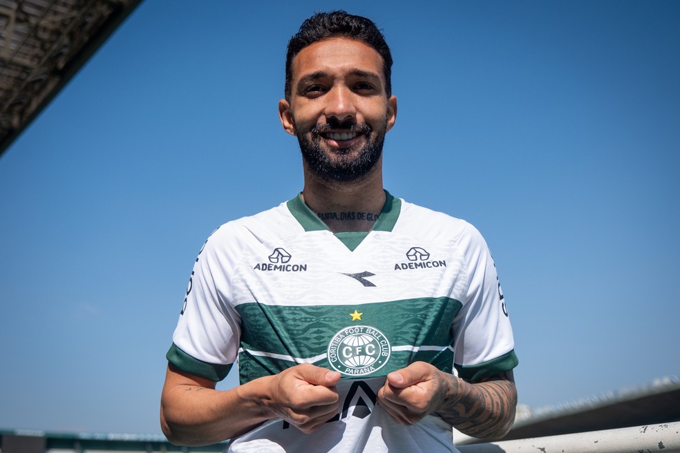 Coritiba apresenta Clayson e espera estreia contra o Botafogo-SP na Série B