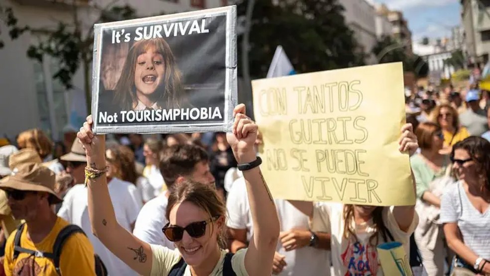 Manifestantes foram às ruas nas Ilhas Canárias para protestar contra 'turismo excessivo' (Foto: Getty Images/BBC)