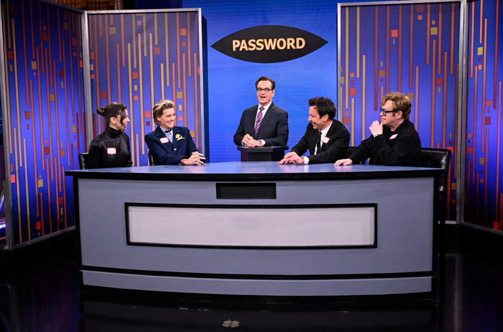 Elton John se diverte em jogo de palavras no The Tonight Show, mas comete gafe hilária