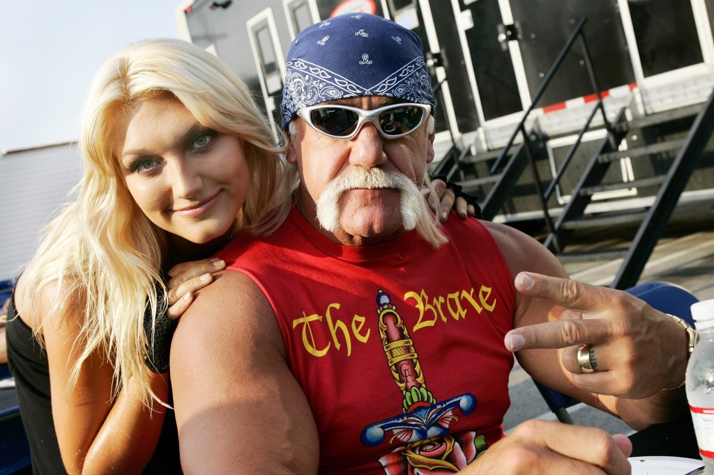Brooke Hogan fala sobre desentendimentos com Hulk antes da morte do pai