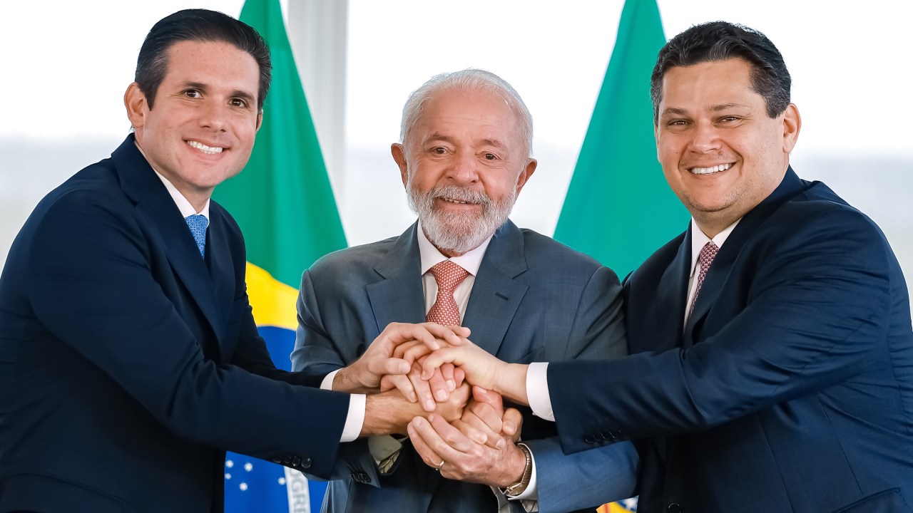 Lula retorna dos Brics e Brasília agenda reunião entre Motta e Alcolumbre