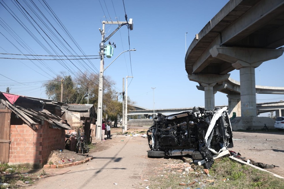 Caminhão-cegonha tomba e provoca queda de carro em ponte de Porto Alegre