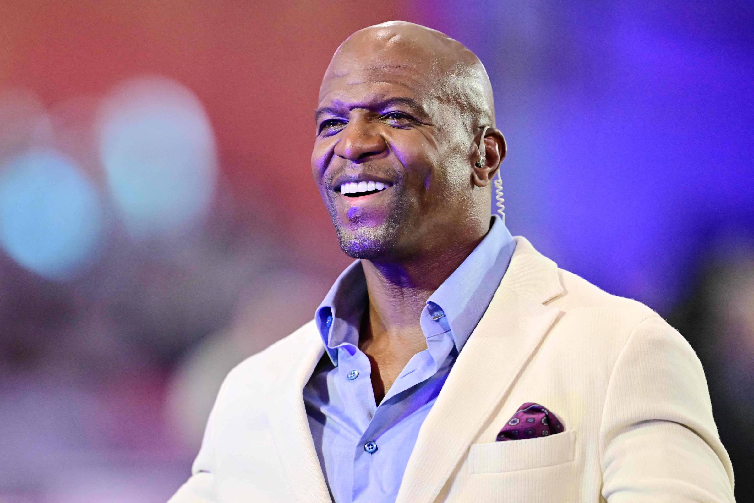 Terry Crews se emociona ao receber pôster autografado de 'Cidade de Deus'