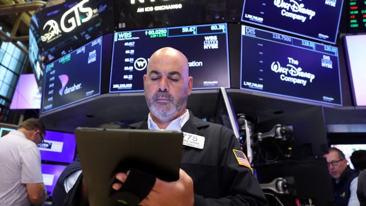 Futuros de ações se mantêm estáveis após resultados e dados econômicos positivos