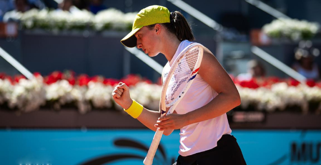 Iga Swiatek, atual campeã do WTA 1000 de Madri, na Espanha, superou a filipina Alexandra Eala, de virada, e se vingou da jovem que a eliminou nas quartas de final em Miami há três semanas. (Foto: Reprodução/Tenis News)