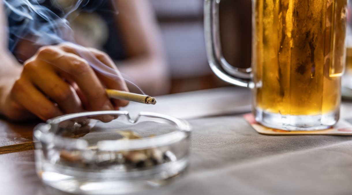 Hábitos como fumar, beber em excesso e a falta de exercícios devem ser combatidos o mais cedo possível para aumentar as chances de uma velhice feliz e saudável. (Foto: SimpleImages/GettyImages)