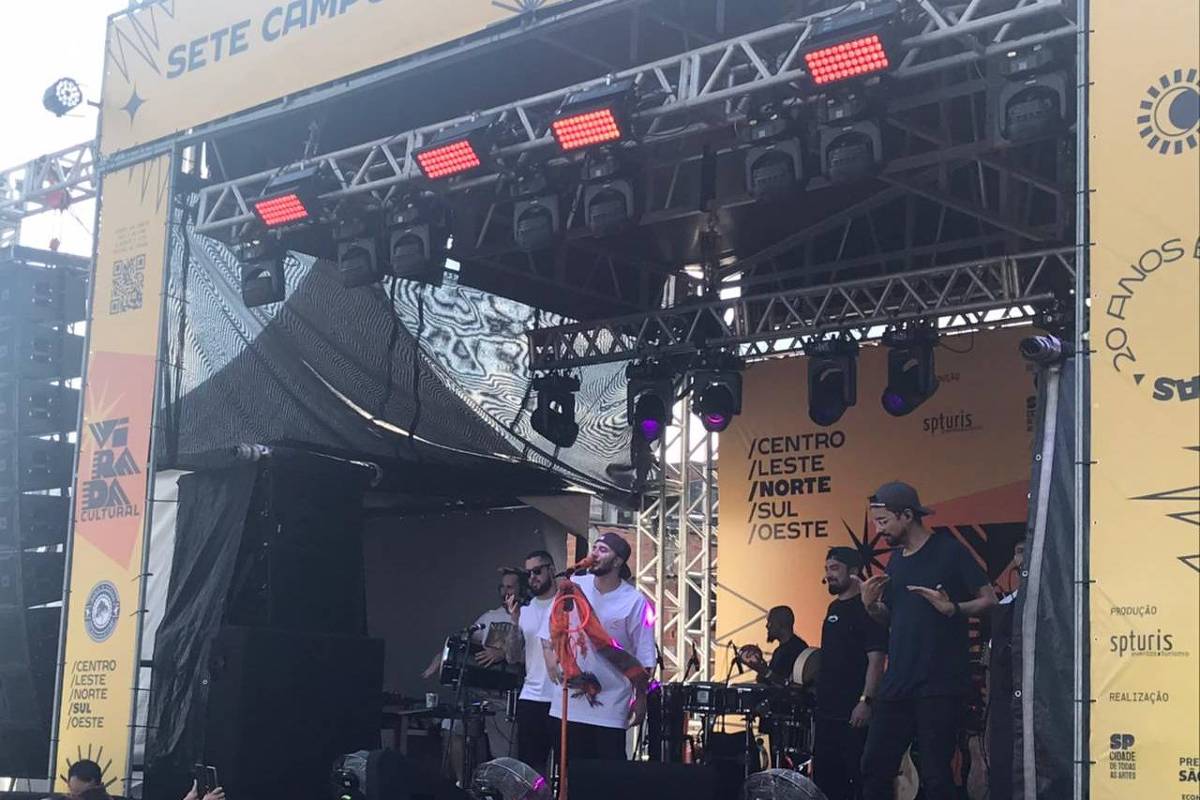 Grupo de pagode Jeito Moleque se apresenta neste domingo (25) em show da Virada Cultural em Cidade Ademar, na zona sul de São Paulo. (Foto: Alessandro da Conceição/Folhapress)