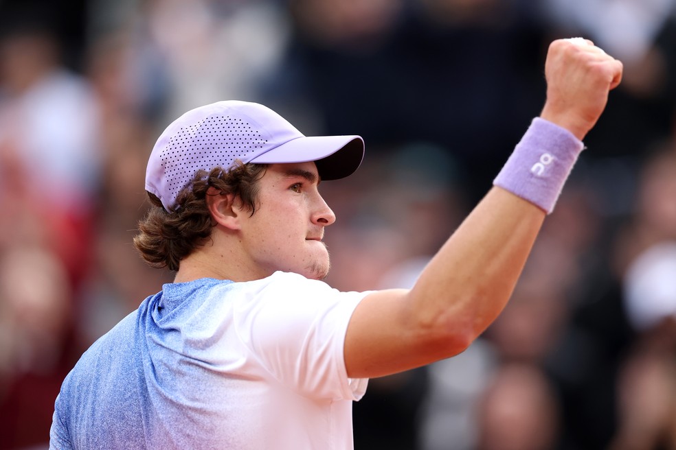 João Fonseca na estreia em Roland Garros — Foto: Clive Brunskill/Getty Images