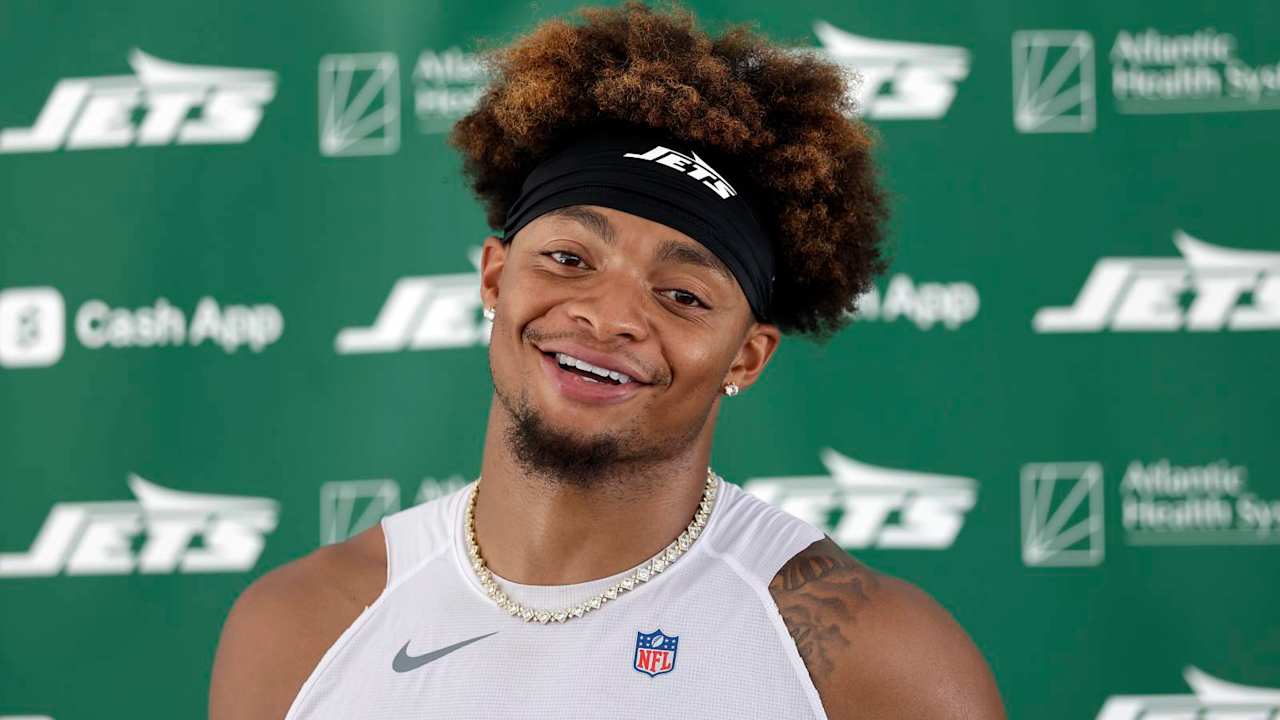 Justin Fields volta ao campo um dia após lesão no dedo do pé, mas não treina