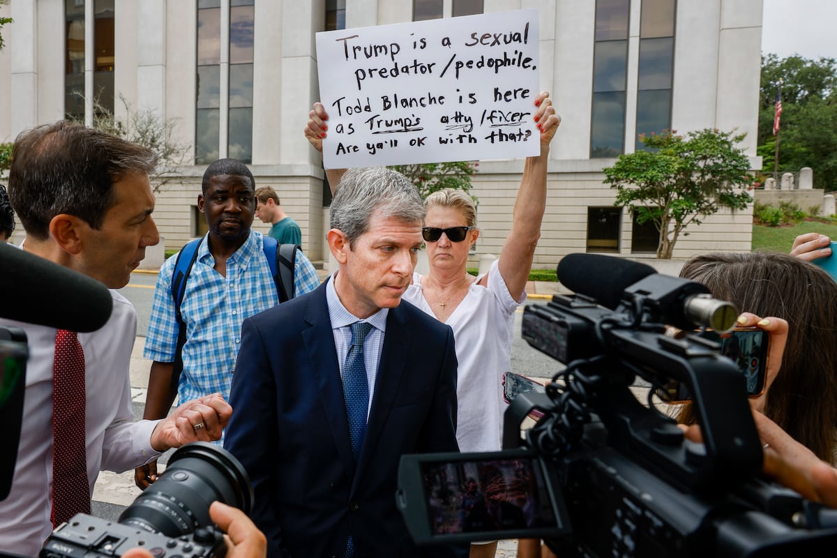 Trump nega ter recebido informações sobre lista de Epstein e avalia perdão a Maxwell