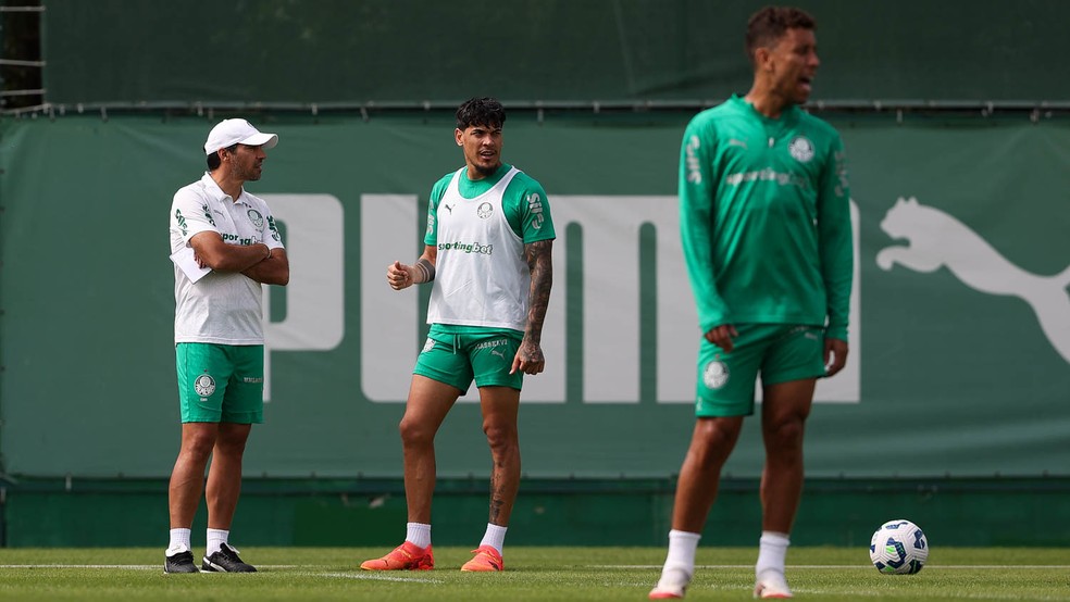 Abel Ferreira conversa com Gustavo Gómez durante treino do Palmeiras (Foto: Cesar Greco)  
Abel Ferreira conversa com jogadores do Palmeiras na Academia de Futebol (Foto: Fabio Menotti)