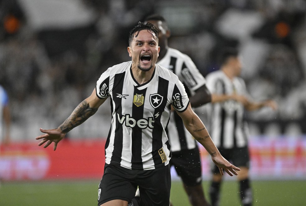 Artur marca primeiro gol pelo Botafogo e dedica a vitória ao tio hospitalizado