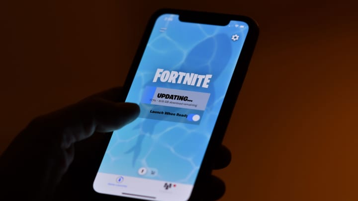Esta ilustração mostra uma pessoa aguardando uma atualização do Fortnite, da Epic Games, em seu smartphone em Los Angeles em 14 de agosto de 2020. (Foto: Chris Delmas | AFP | Getty Images)
