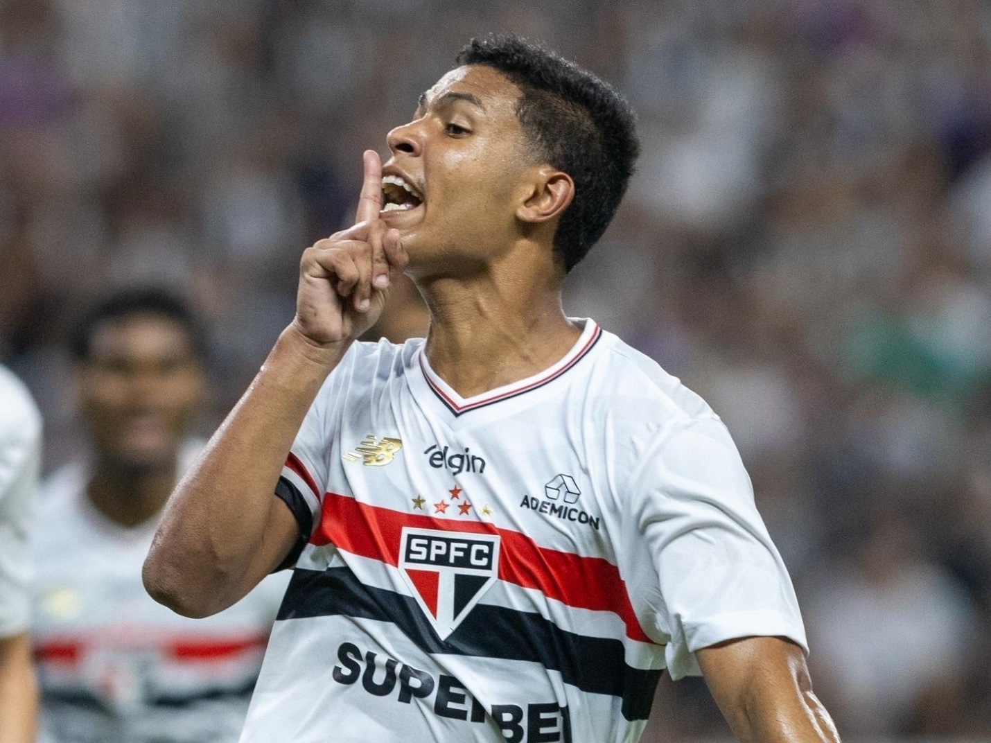 Ryan Francisco celebra gol em Ceará x São Paulo, duelo do Brasileirão (Foto: Baggio Rodrigues/AGIF)