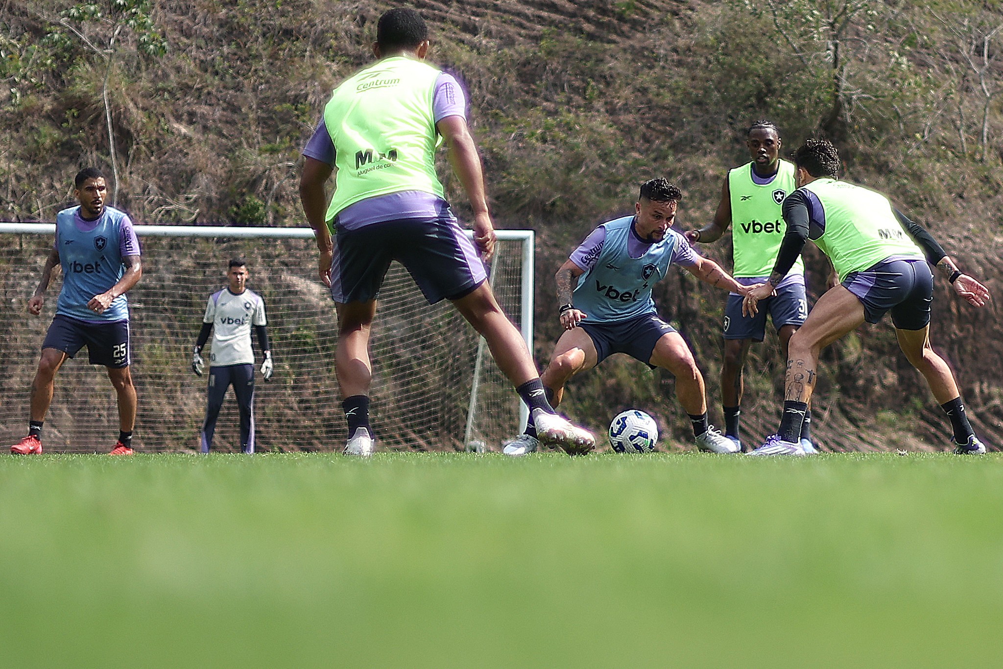 Treinos de Davide Ancelotti no Botafogo incluem idiomas, estratégia e descanso