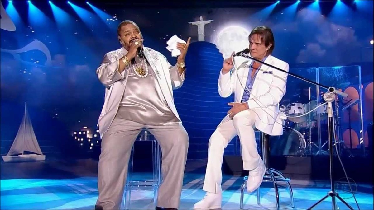Roberto Carlos homenageia Arlindo Cruz com aplausos em show em Pernambuco